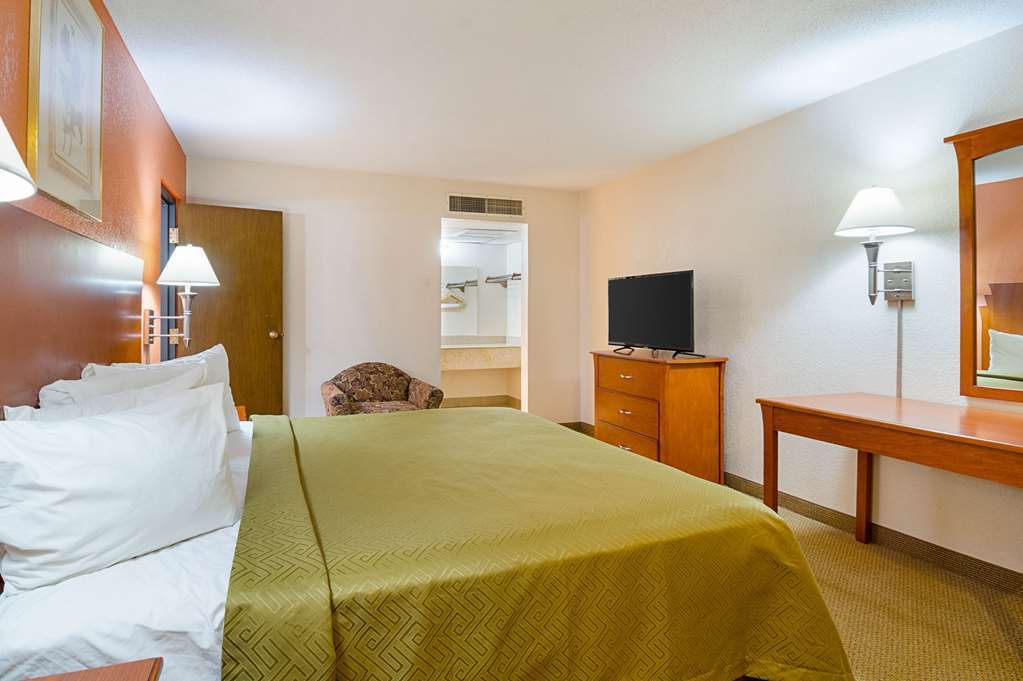 Econo Lodge Mcpherson Oda fotoğraf